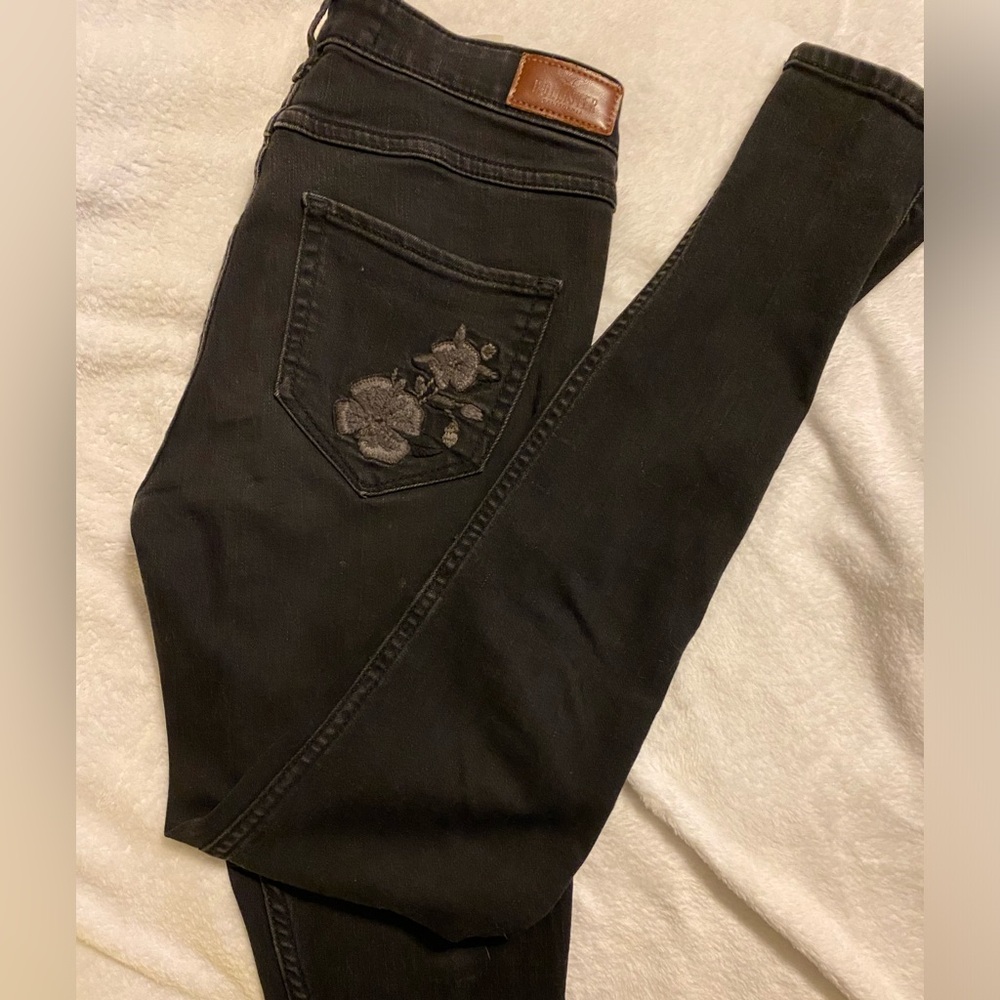 26x30 black skinny jeans from Hollister, adorable flower details on back pocket